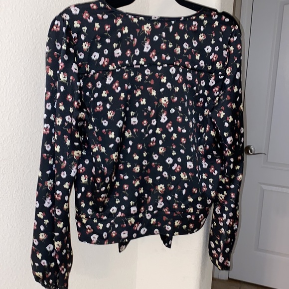 Abercrombie and Fitch Black Floral long sleeve crop top - Picture 6 of 6